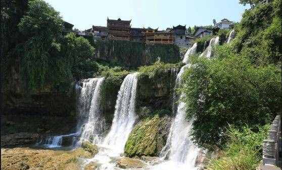 湘西芙蓉鎮(zhèn)，中國最古老的鎮(zhèn)，也是唯一掛在瀑布上的古鎮(zhèn)