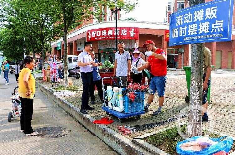 江西“城管喊商販來擺攤”走紅背后：臨時(shí)擺攤點(diǎn)不收費(fèi)，城管維持秩序