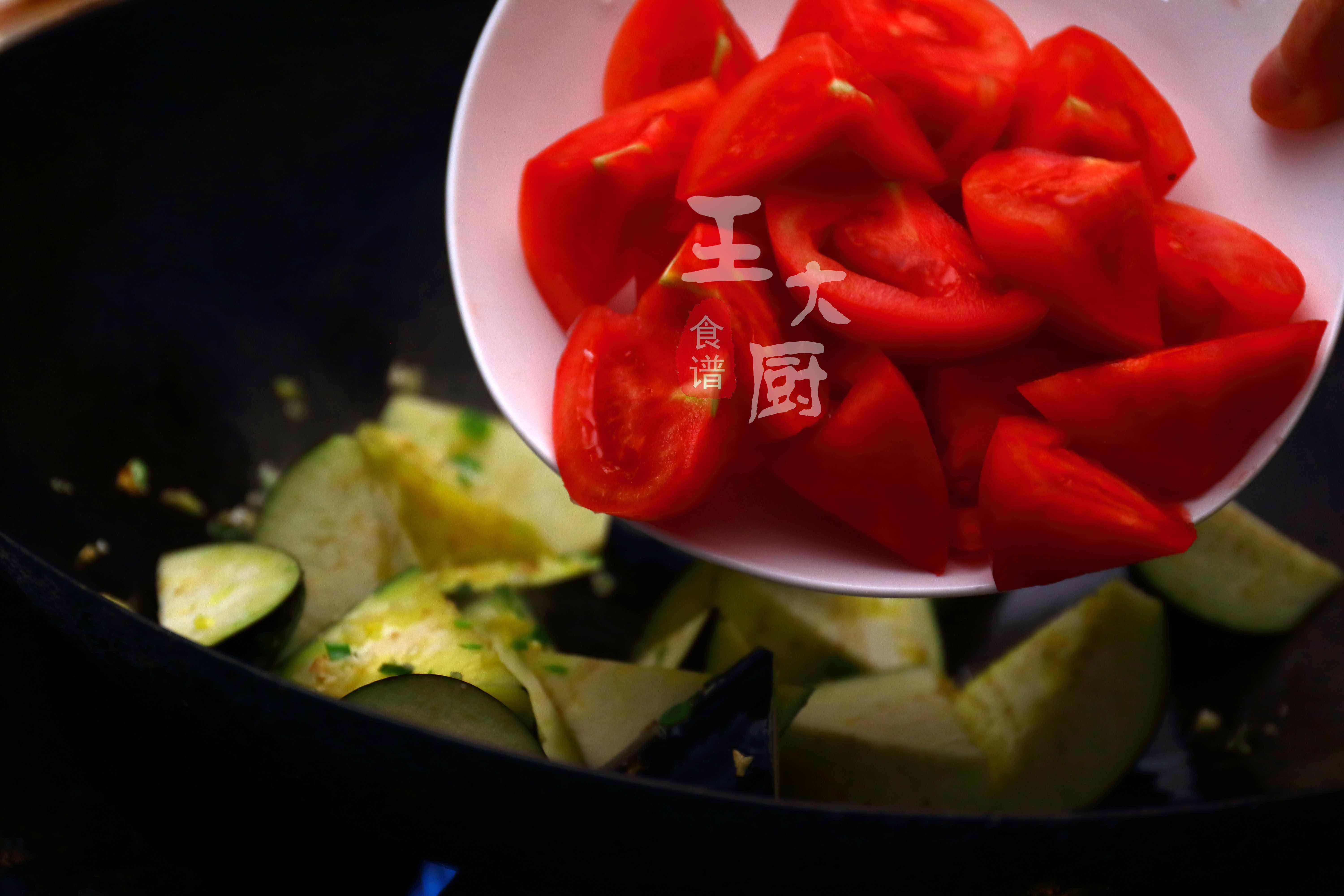 番茄燒茄子，一道適合夏天的開胃菜，咸香酸甜，開胃下飯