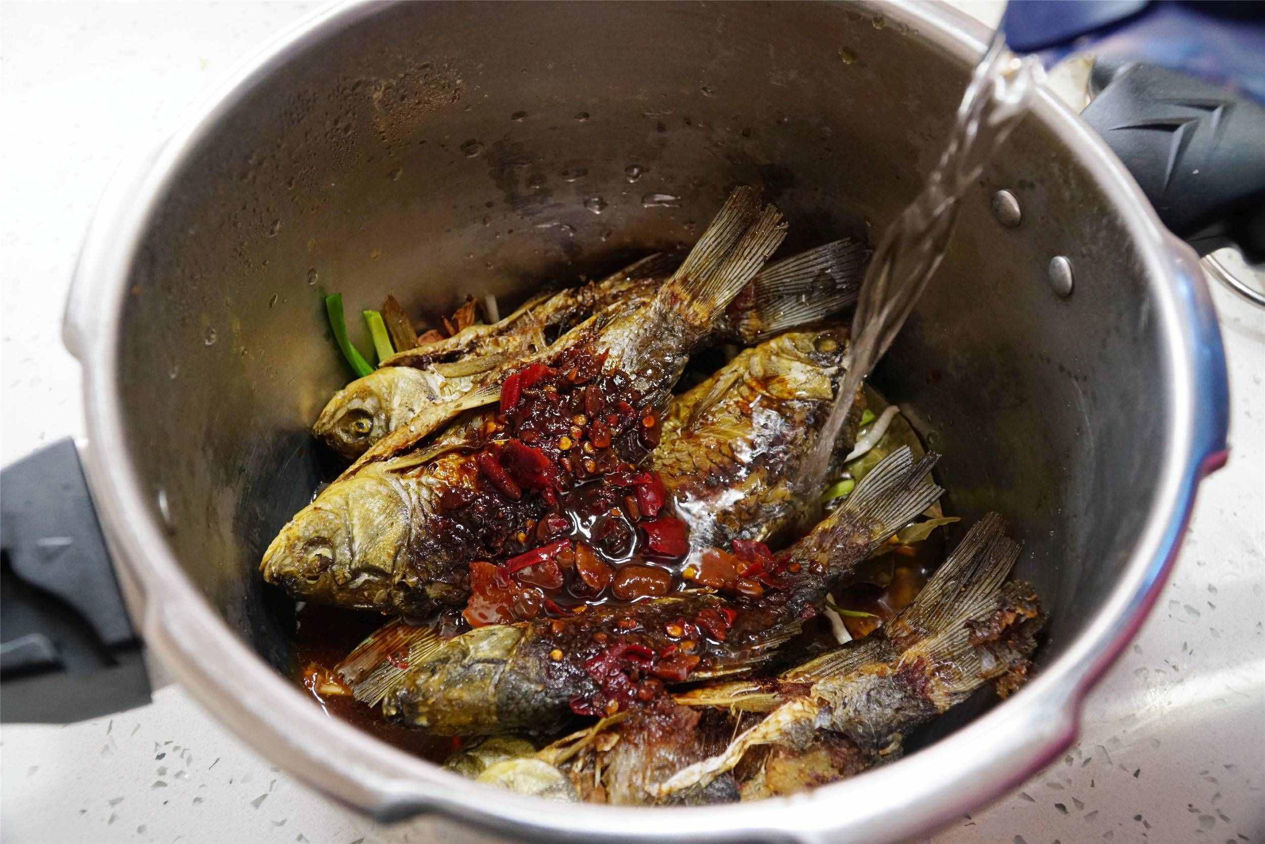 春天，鯽魚最美味的做法，連魚骨都好吃，味道特饞人，老少皆宜