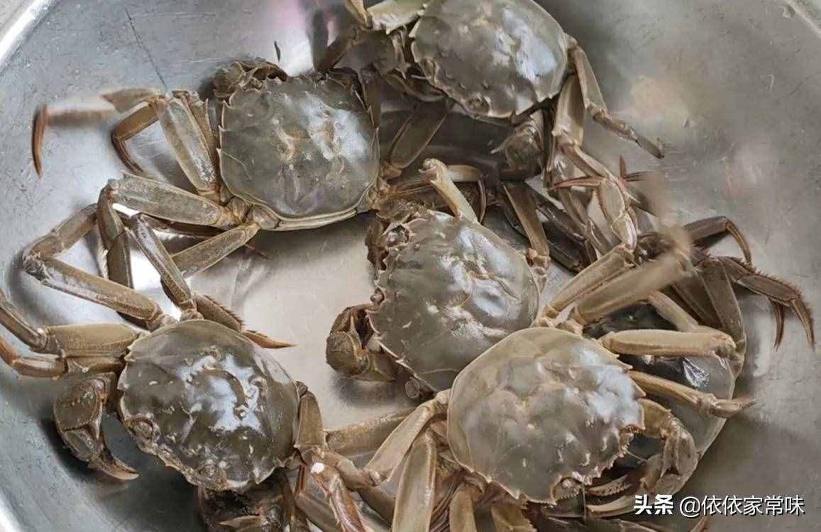 螃蟹好吃，很多人不知道怎么清洗才最干凈，其實(shí)方法超簡(jiǎn)單