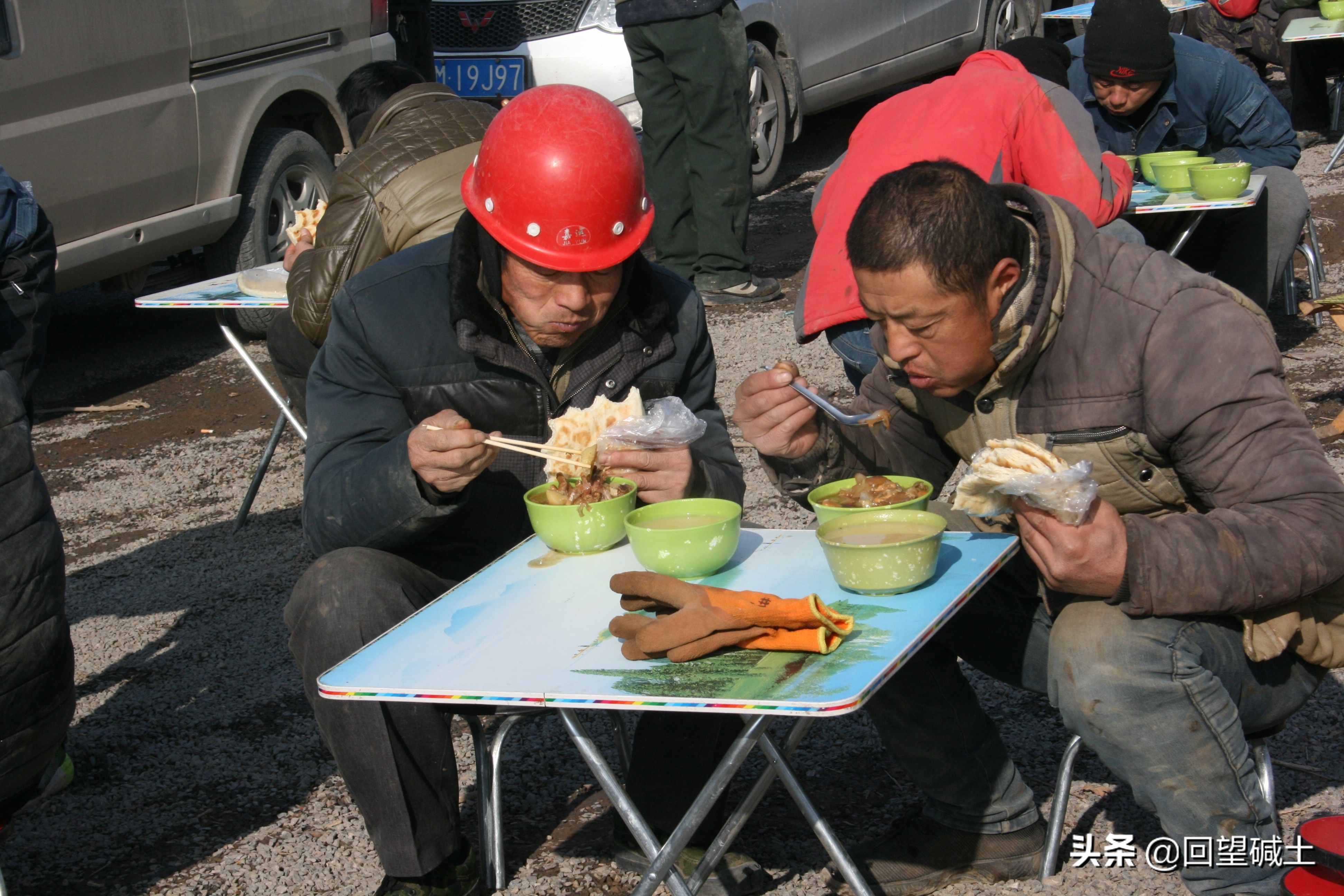 什么叫風(fēng)餐露宿？ 請看這些建設(shè)者