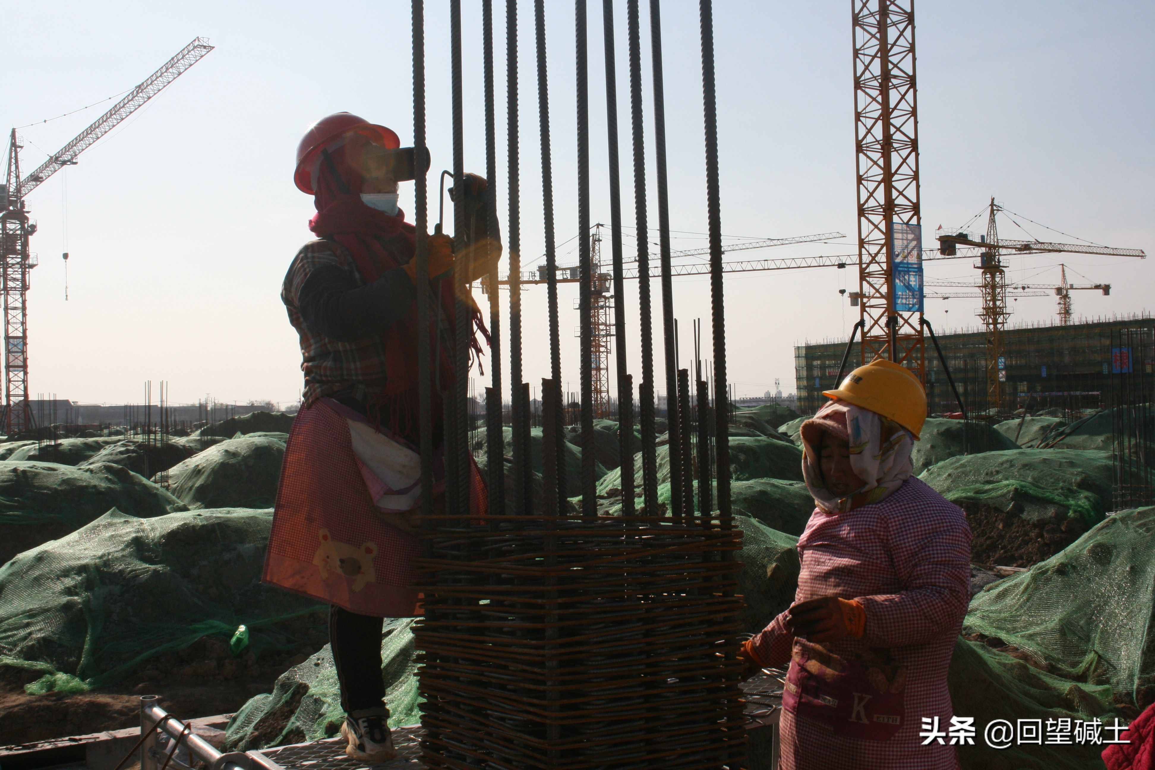 什么叫風(fēng)餐露宿？ 請看這些建設(shè)者