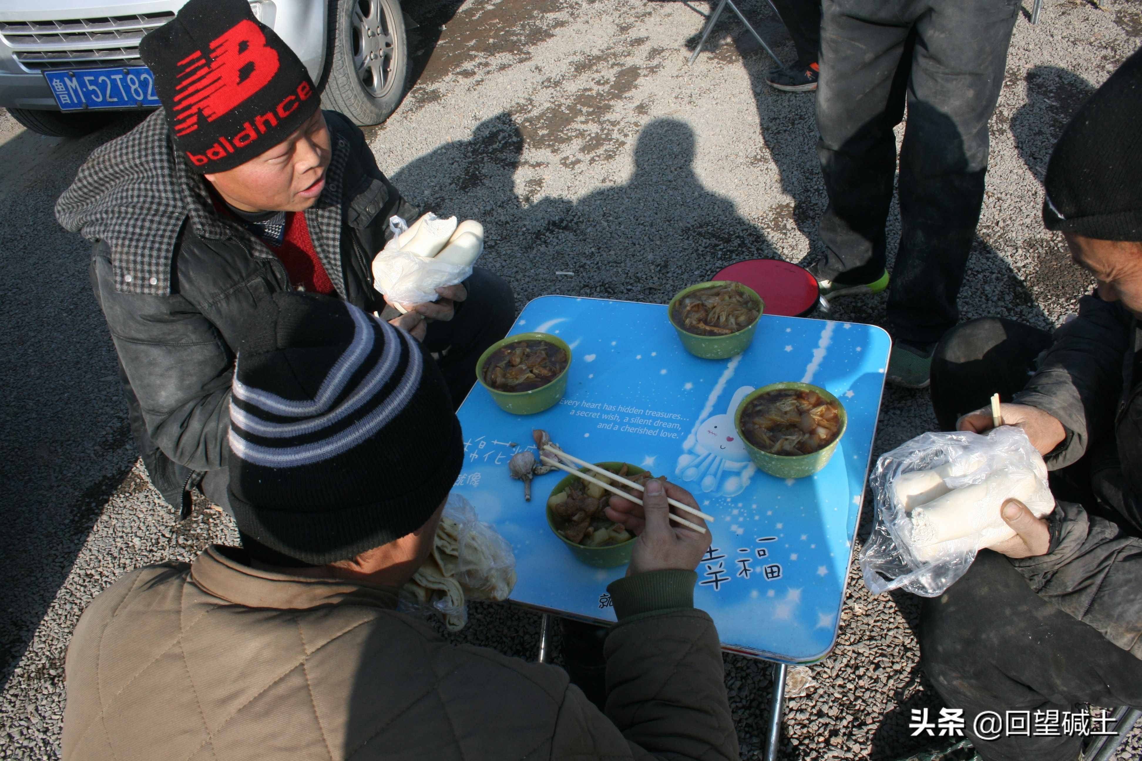 什么叫風(fēng)餐露宿？ 請看這些建設(shè)者