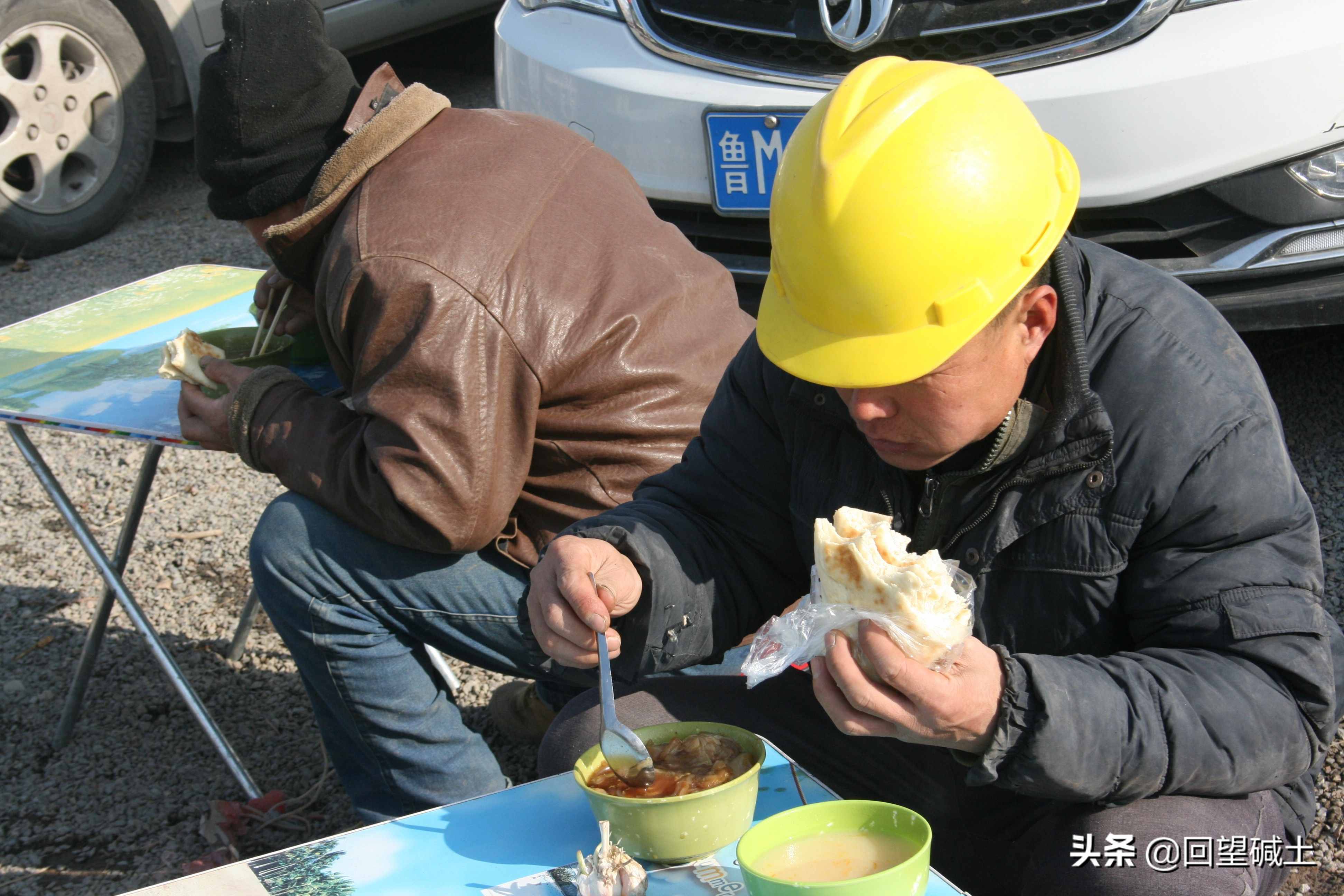 什么叫風(fēng)餐露宿？ 請看這些建設(shè)者