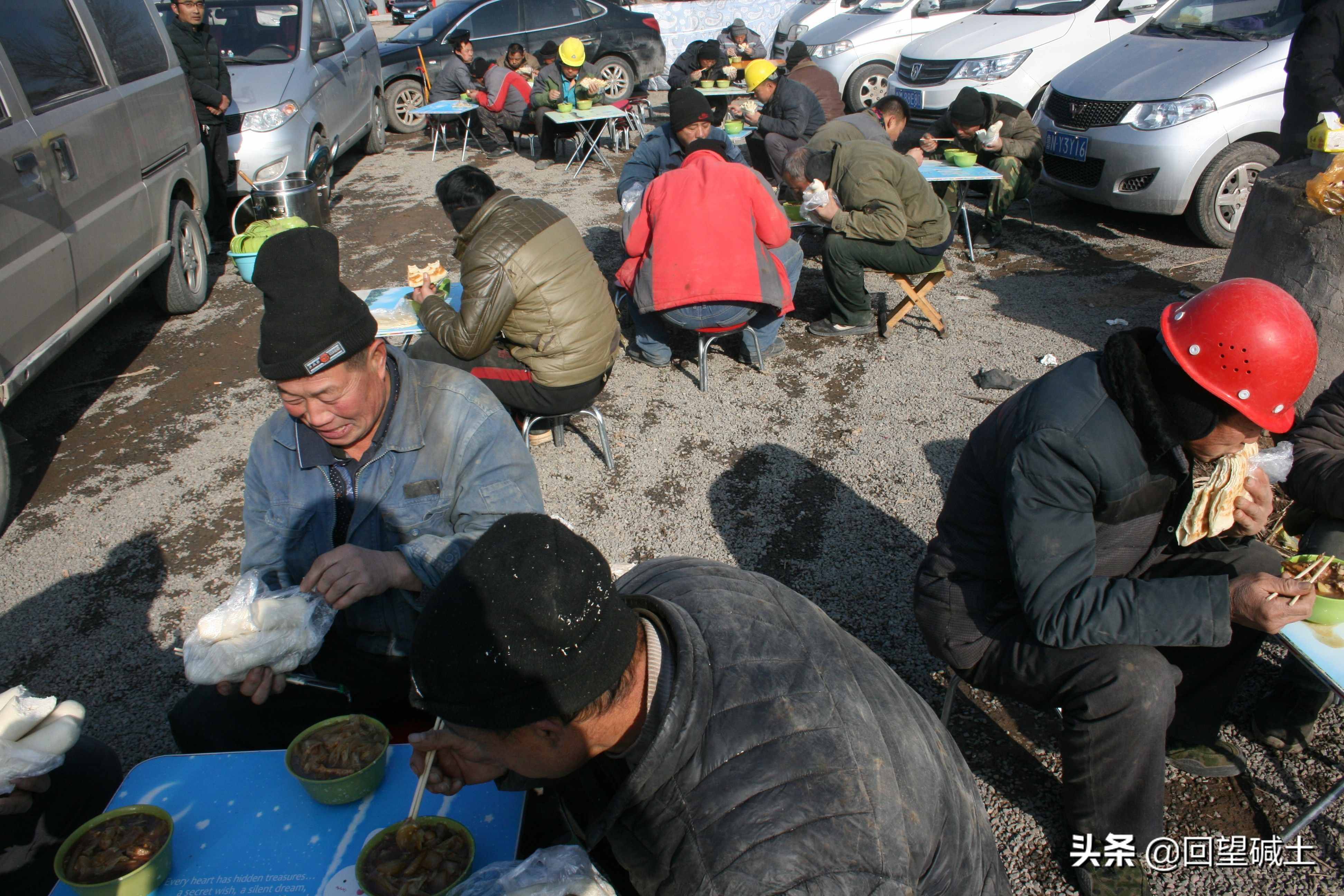 什么叫風(fēng)餐露宿？ 請看這些建設(shè)者