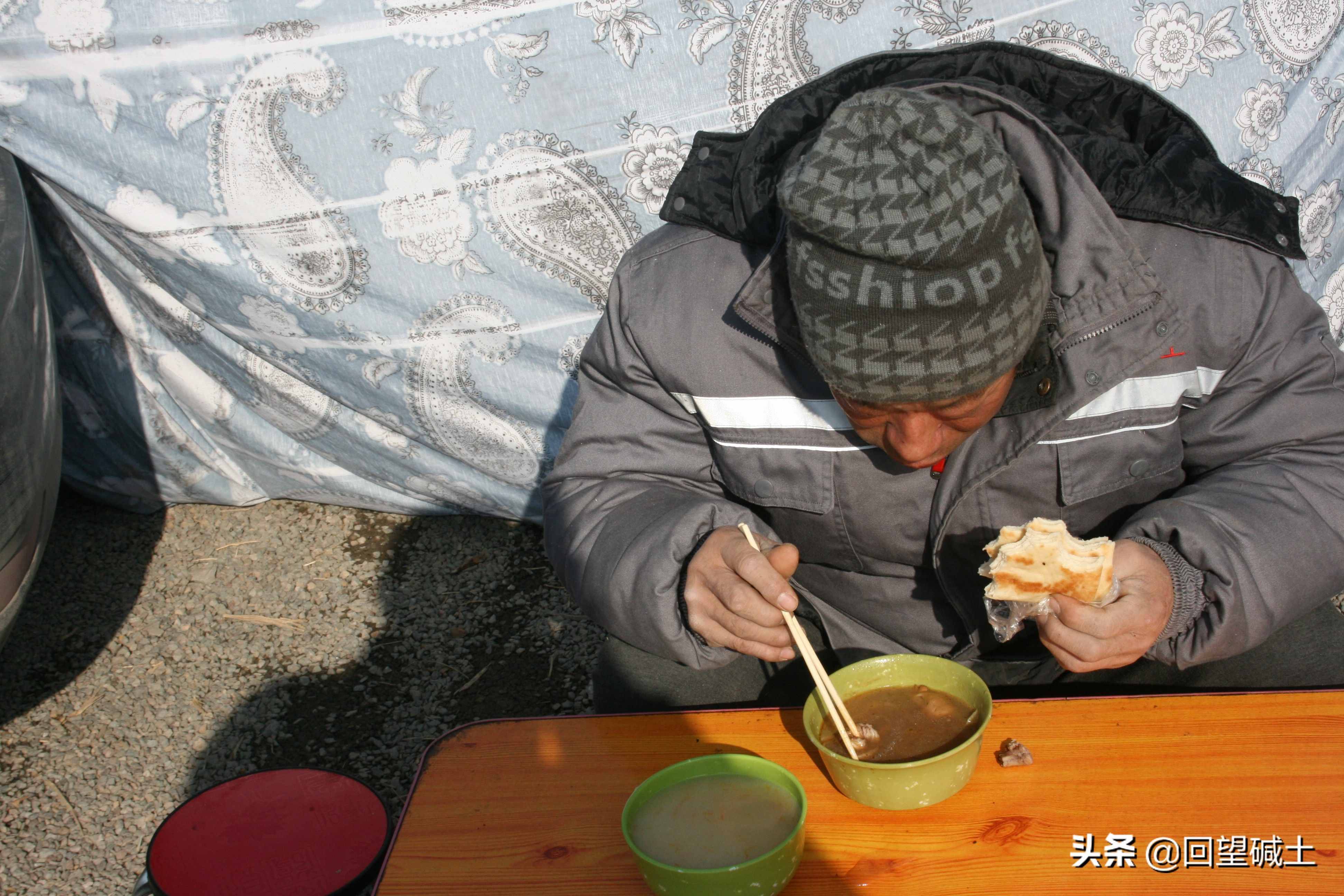 什么叫風(fēng)餐露宿？ 請看這些建設(shè)者