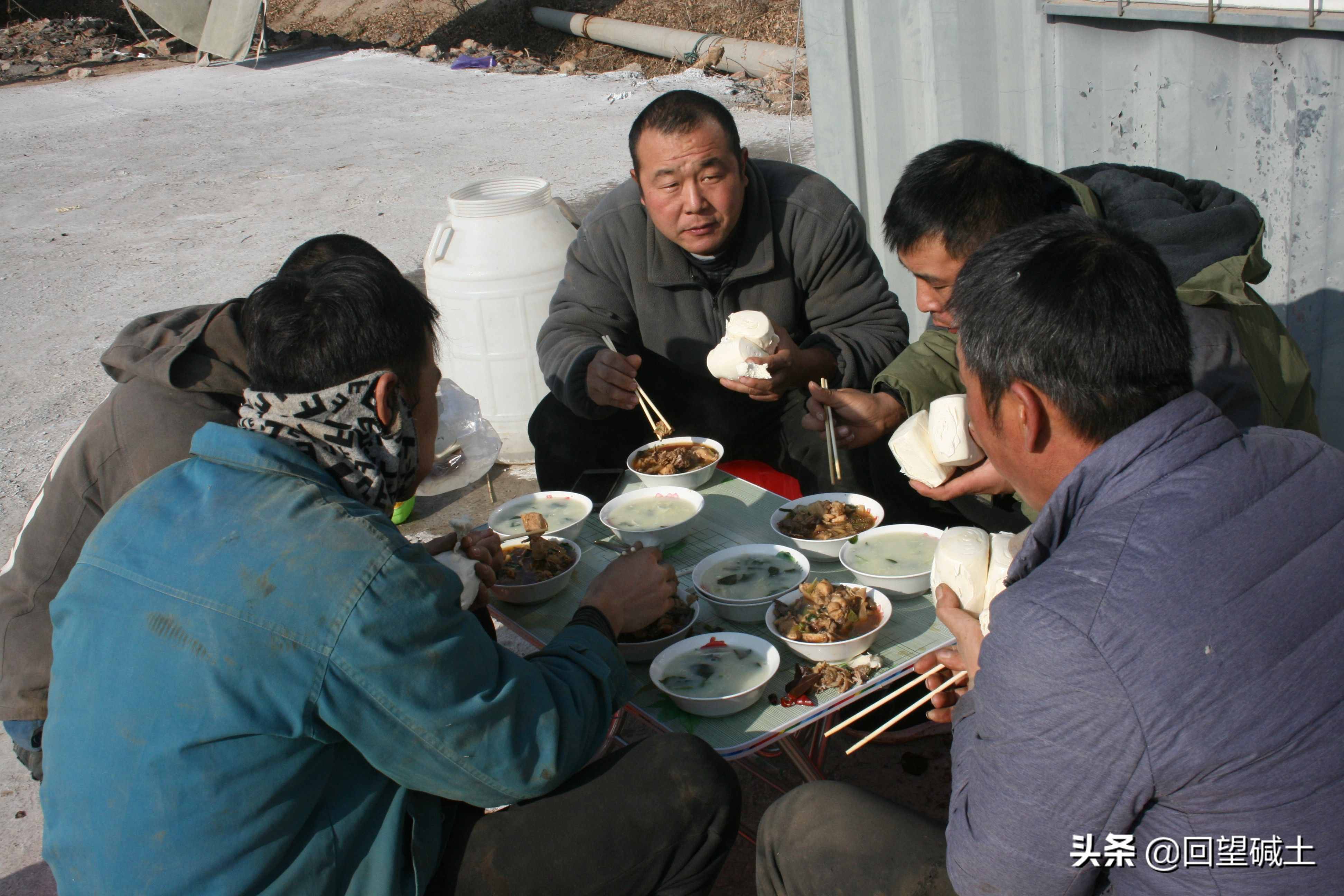 什么叫風(fēng)餐露宿？ 請看這些建設(shè)者