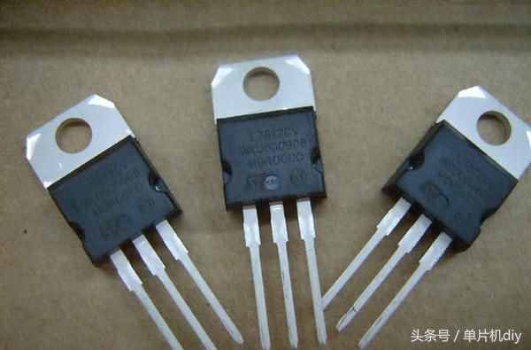 三端穩(wěn)壓管的使用方法講解，輕松實(shí)現(xiàn)5v12v17v電源設(shè)計(jì)