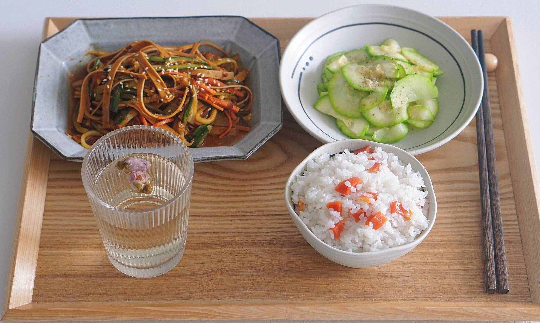 一個(gè)人煮飯?zhí)闊?？用微波爐10分鐘煮米飯，比電飯鍋煮的還好吃