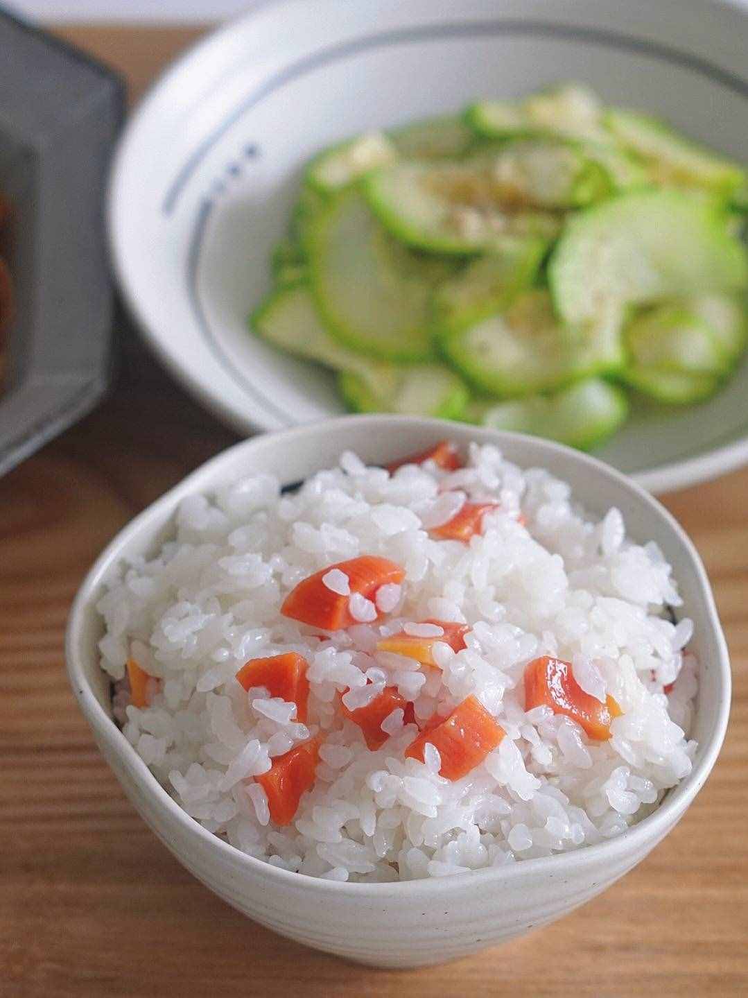 一個(gè)人煮飯?zhí)闊?？用微波爐10分鐘煮米飯，比電飯鍋煮的還好吃