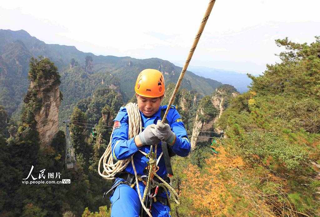 湖南張家界：行走絕壁撿垃圾 保護(hù)生態(tài)環(huán)境