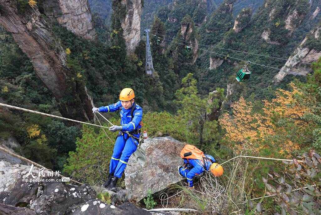 湖南張家界：行走絕壁撿垃圾 保護(hù)生態(tài)環(huán)境