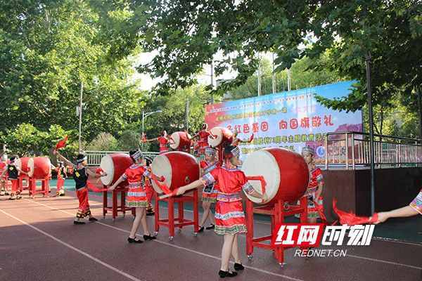 長沙：開學(xué)第一天 萬朵“勝利花”綻放在校園