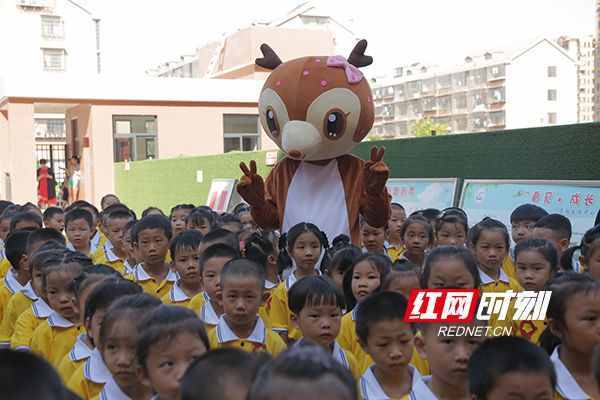 長沙：開學(xué)第一天 萬朵“勝利花”綻放在校園