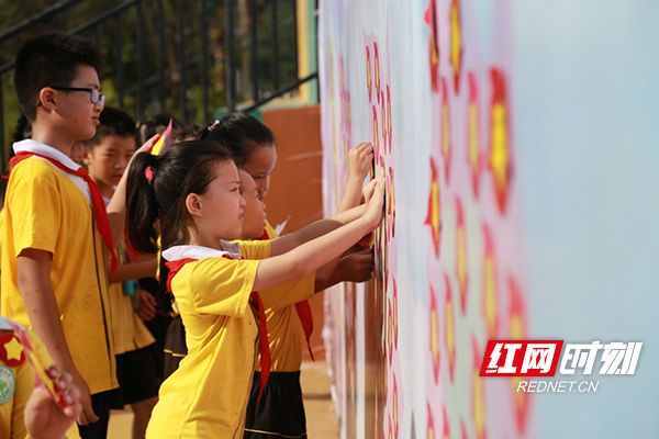 長沙：開學(xué)第一天 萬朵“勝利花”綻放在校園