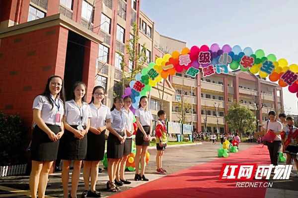 長沙：開學(xué)第一天 萬朵“勝利花”綻放在校園