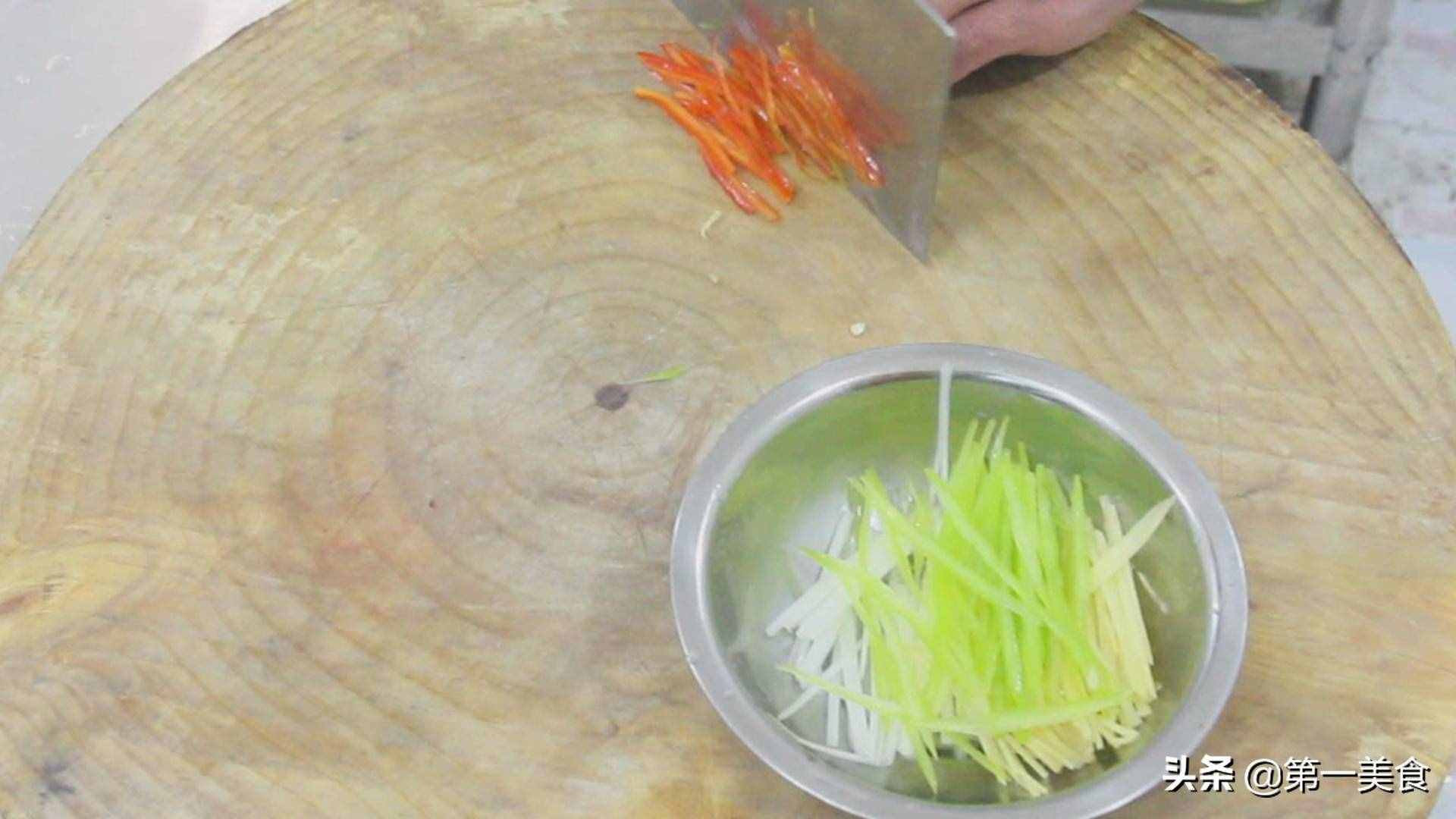 清蒸鱸魚的正宗做法，清淡無油，魚肉鮮嫩，營養(yǎng)豐富