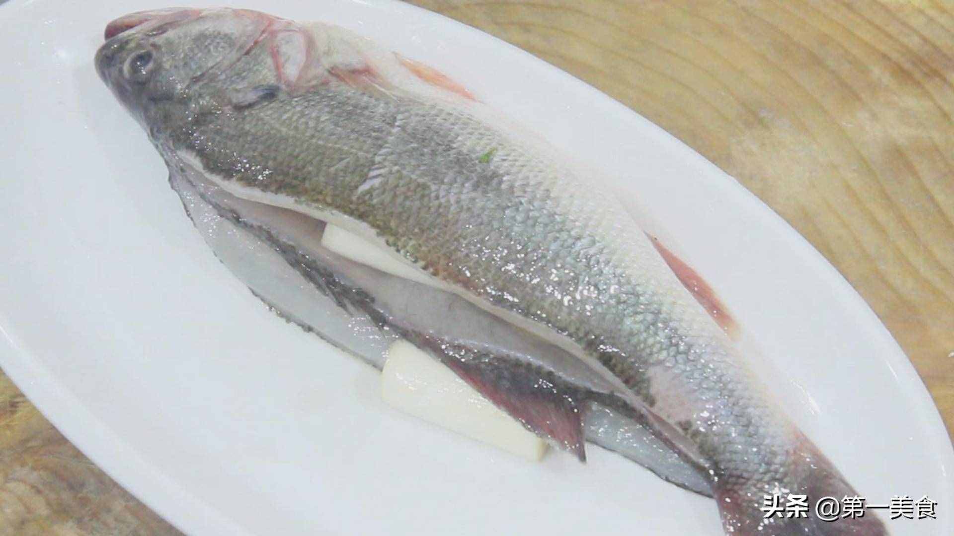 清蒸鱸魚的正宗做法，清淡無油，魚肉鮮嫩，營養(yǎng)豐富