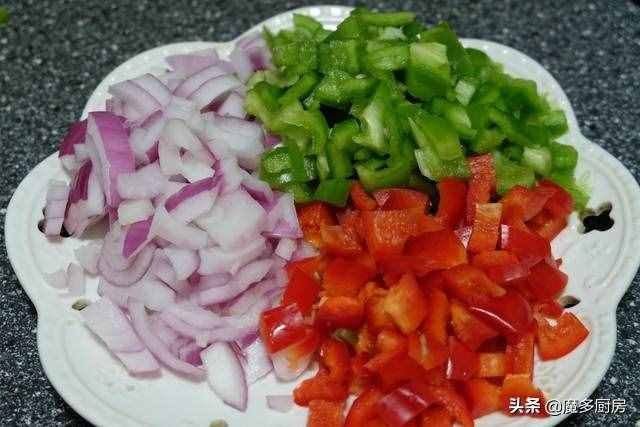 夏天常做的拌面，有肉有菜還有芝麻醬，做法簡單味道好，全家都愛