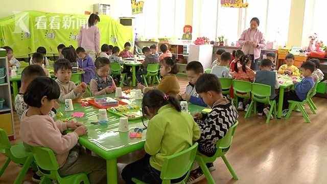 超可愛！幼兒園上演環(huán)?！皶r裝秀”老師：衣服都是孩子親手做的