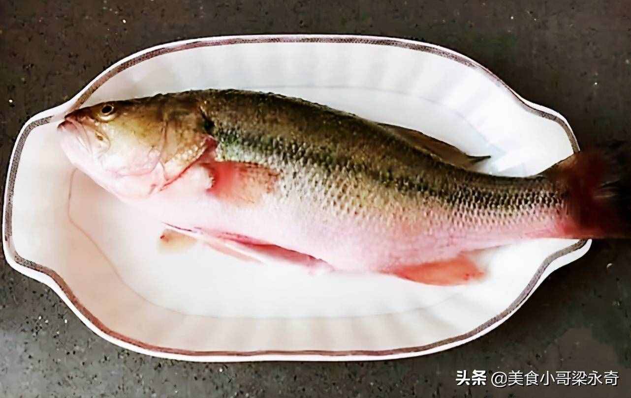 做清蒸魚，放鹽放料酒就錯了，大廚教你正確方法，魚肉鮮嫩還不腥