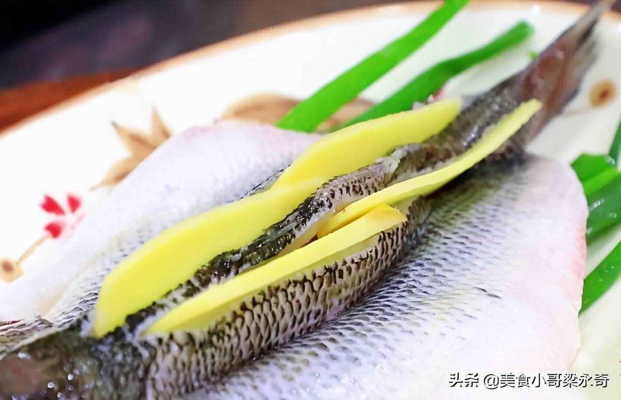 做清蒸魚，放鹽放料酒就錯了，大廚教你正確方法，魚肉鮮嫩還不腥