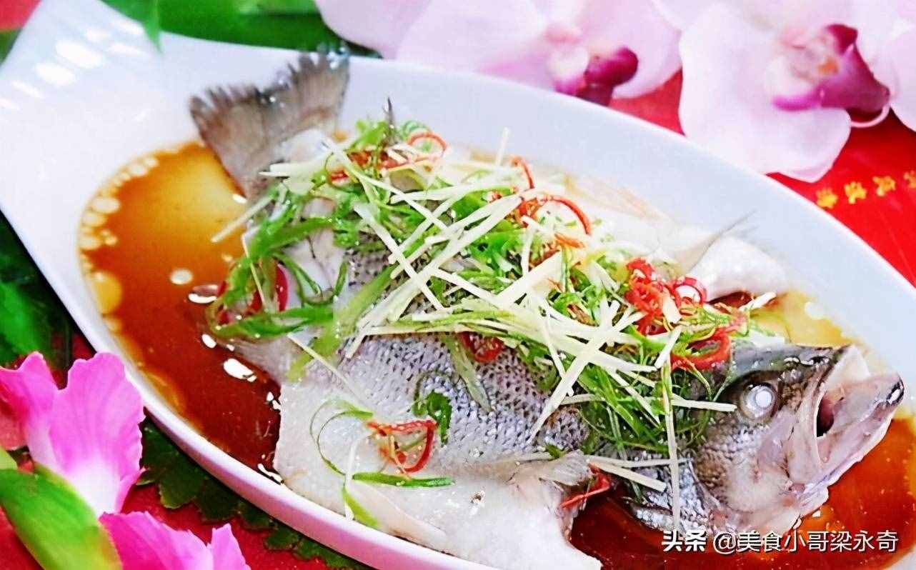 做清蒸魚，放鹽放料酒就錯了，大廚教你正確方法，魚肉鮮嫩還不腥