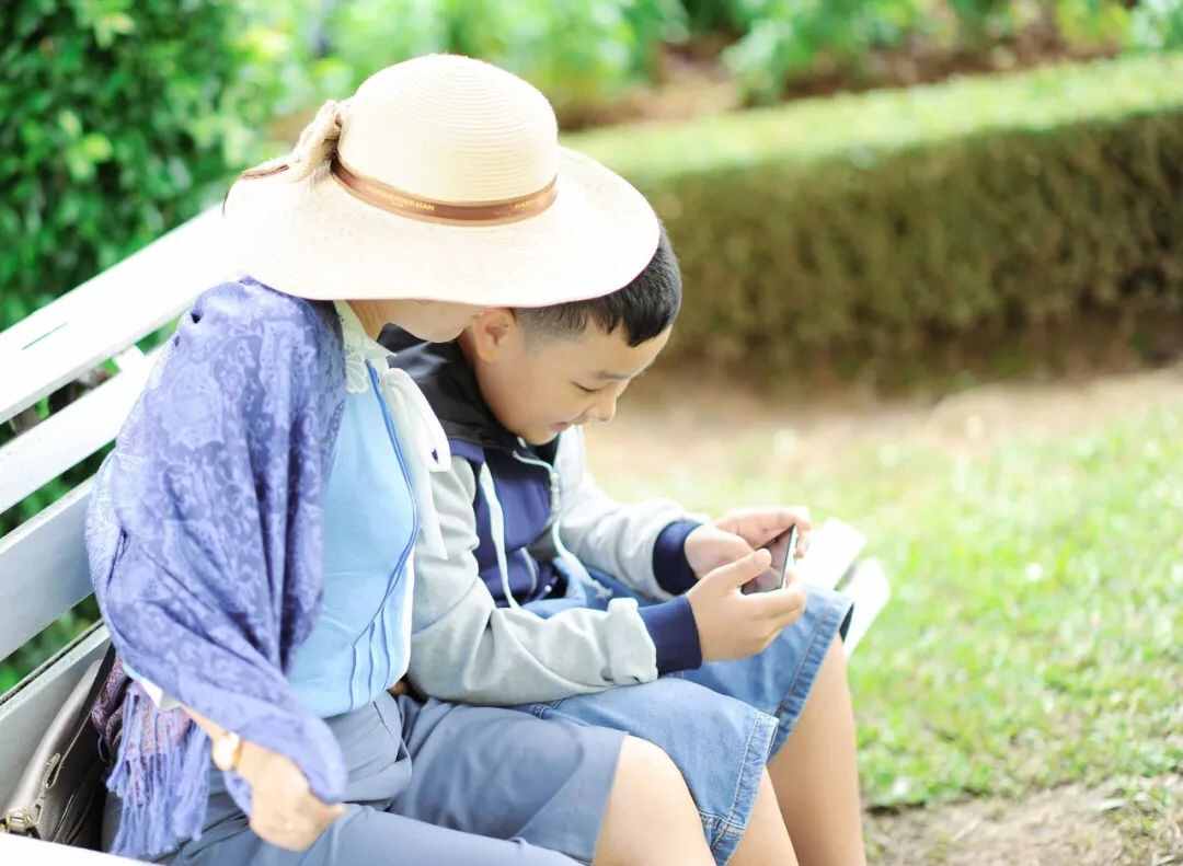 俄羅斯女童沒(méi)有嘴唇和下巴，面容讓人驚懼，經(jīng)過(guò)手術(shù)終于展開(kāi)笑顏