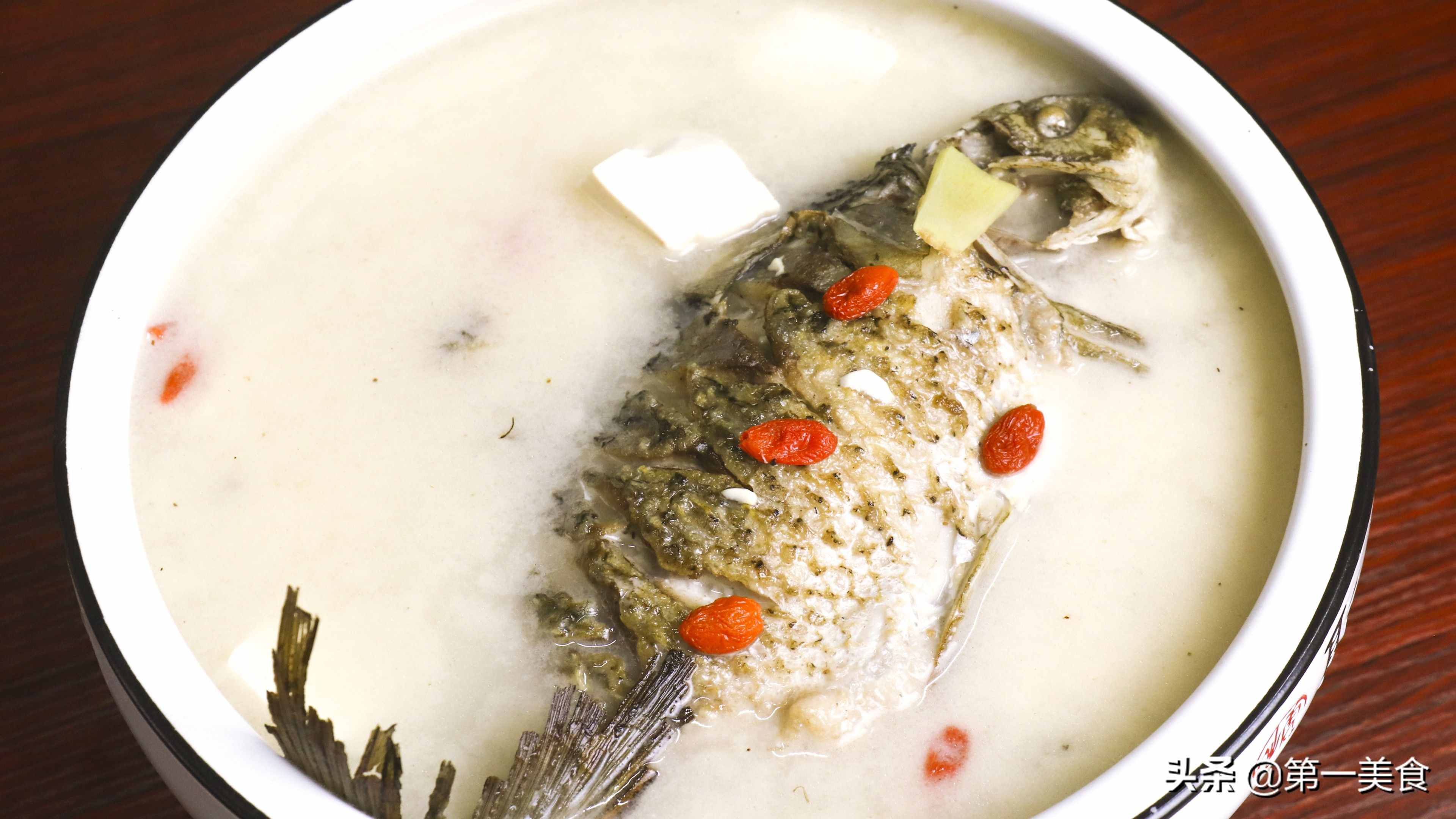 鯽魚(yú)燉豆腐如何做湯白味鮮？學(xué)會(huì)2個(gè)小技巧，湯鮮不腥不破皮