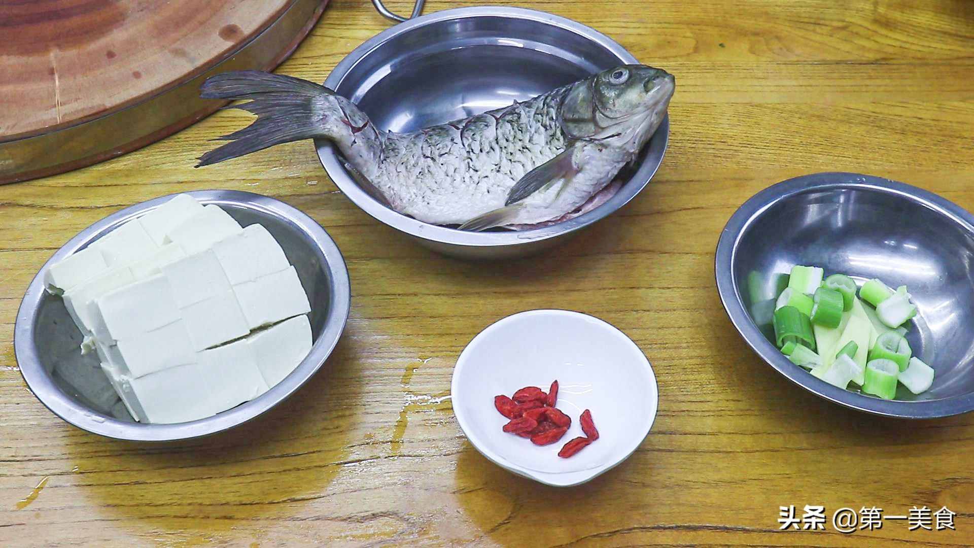 鯽魚(yú)燉豆腐如何做湯白味鮮？學(xué)會(huì)2個(gè)小技巧，湯鮮不腥不破皮