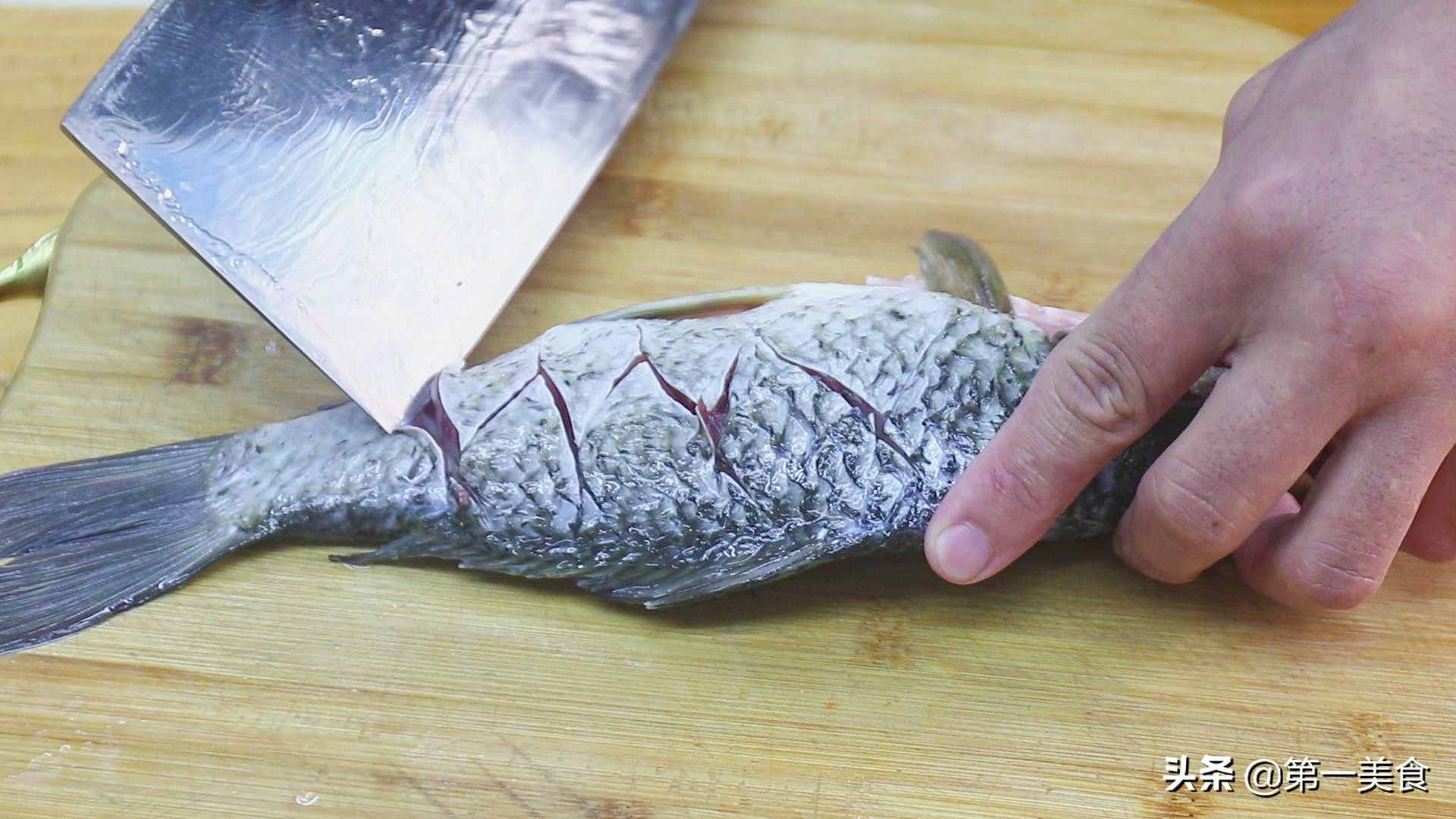 鯽魚(yú)燉豆腐如何做湯白味鮮？學(xué)會(huì)2個(gè)小技巧，湯鮮不腥不破皮