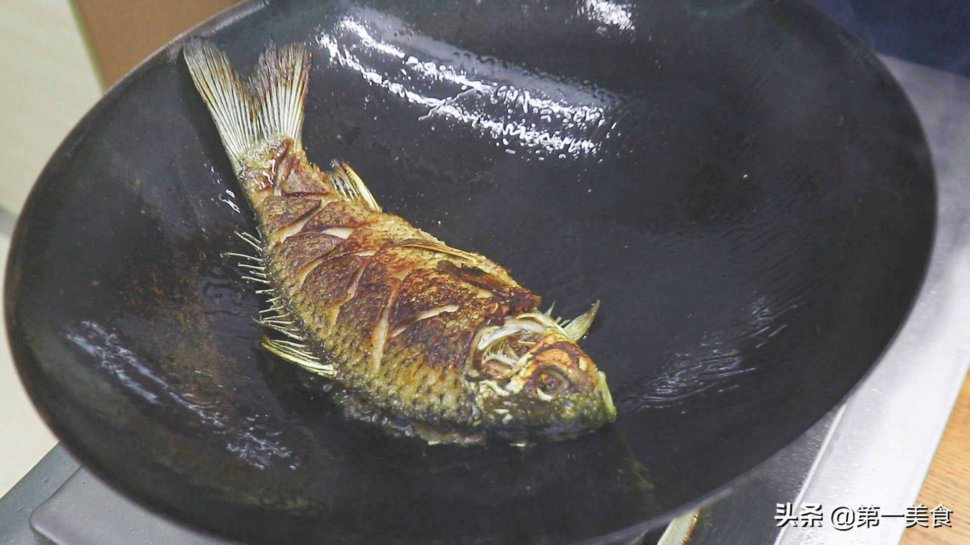 鯽魚(yú)燉豆腐如何做湯白味鮮？學(xué)會(huì)2個(gè)小技巧，湯鮮不腥不破皮