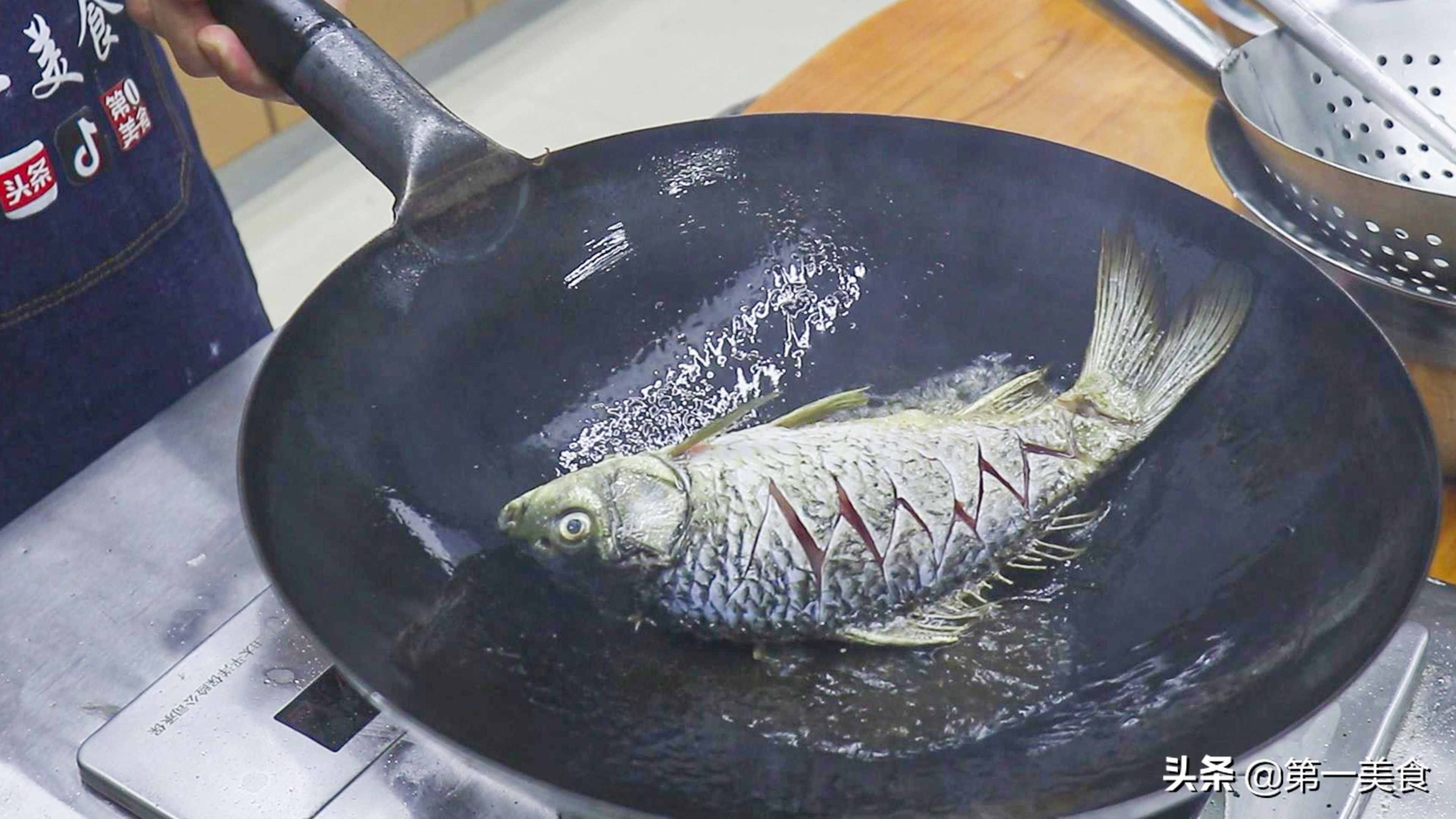 鯽魚(yú)燉豆腐如何做湯白味鮮？學(xué)會(huì)2個(gè)小技巧，湯鮮不腥不破皮