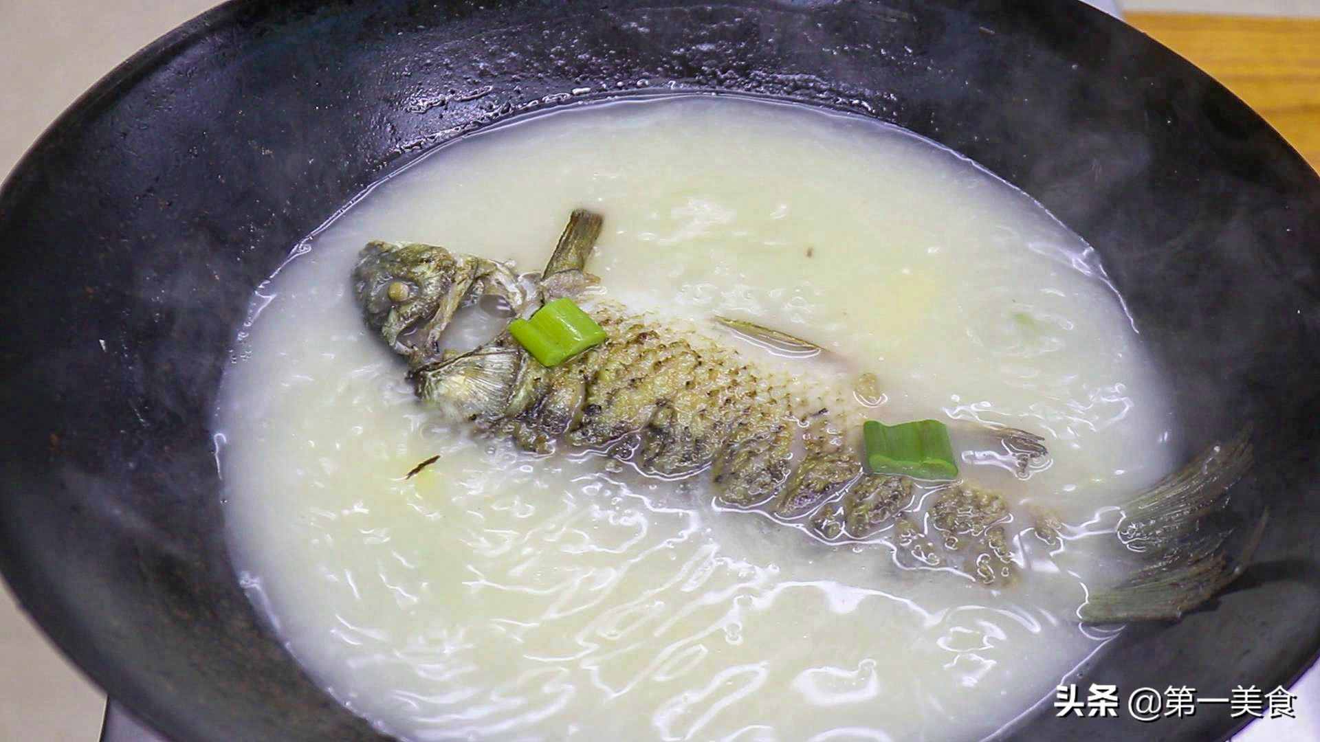 鯽魚(yú)燉豆腐如何做湯白味鮮？學(xué)會(huì)2個(gè)小技巧，湯鮮不腥不破皮