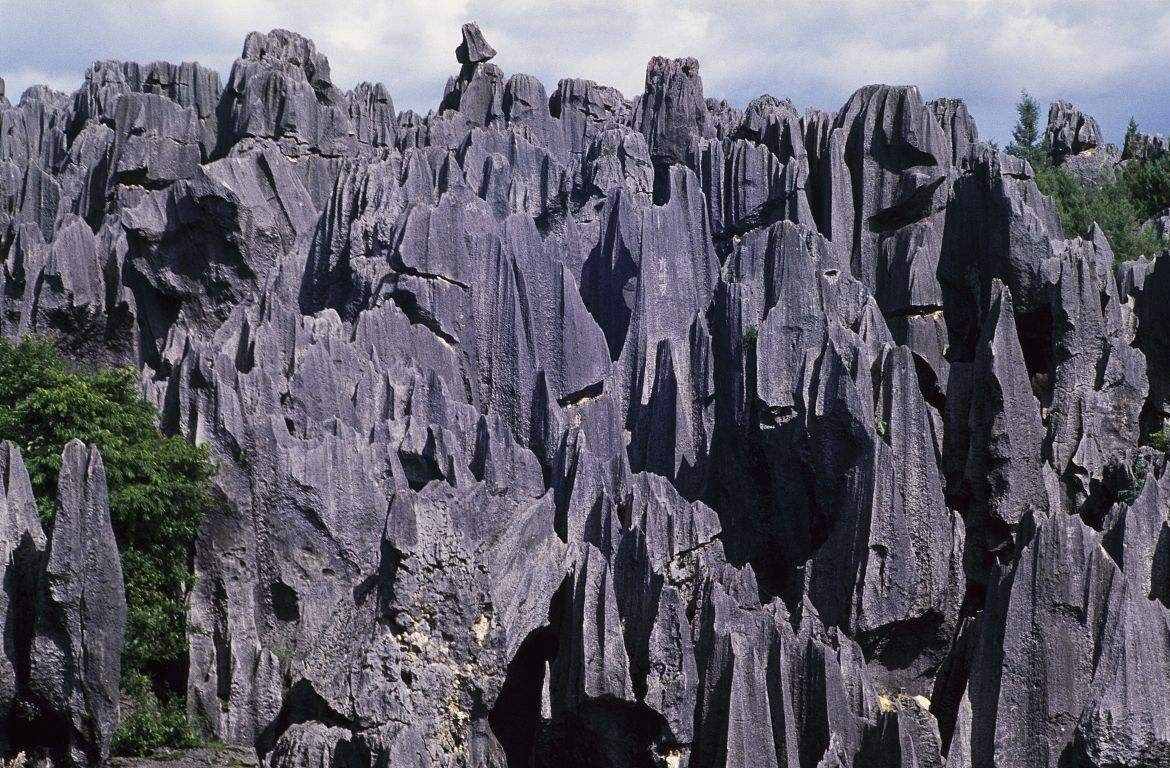 喀斯特地貌：從石林、溶洞、暗河到天坑，流水溶蝕地貌的典型代表