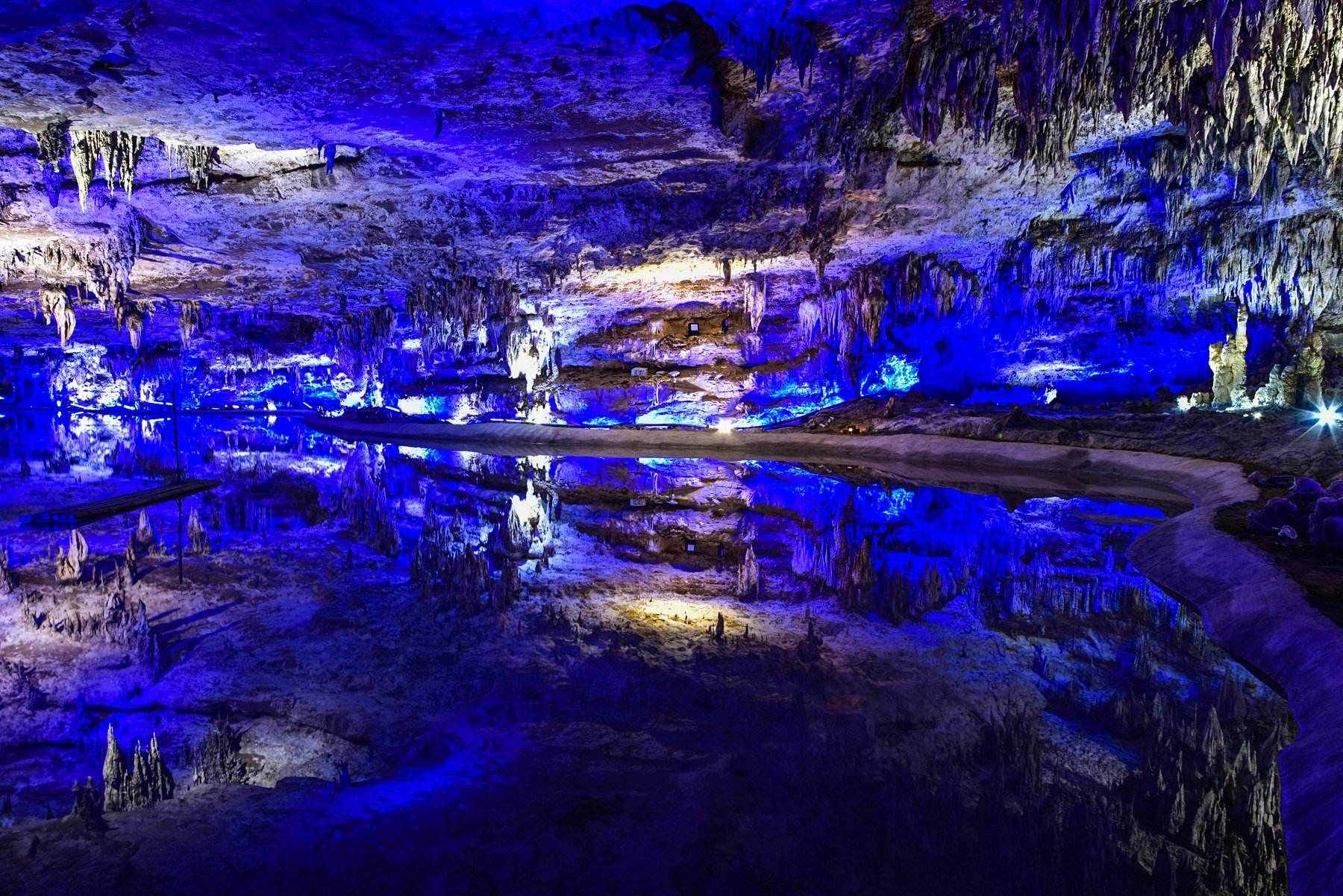 喀斯特地貌：從石林、溶洞、暗河到天坑，流水溶蝕地貌的典型代表