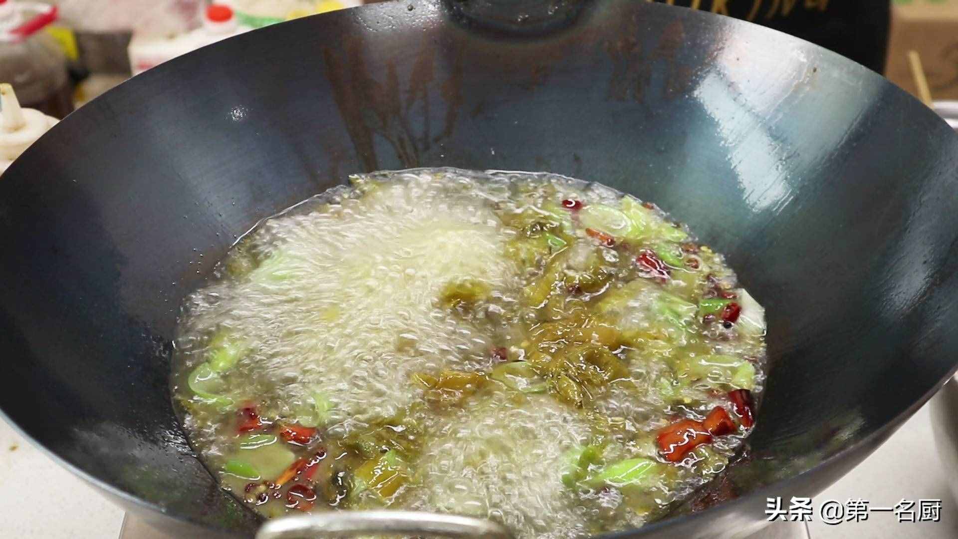 水煮牛肉想要做得好吃，要記住關(guān)鍵這一步，麻辣醇香，滑嫩不柴