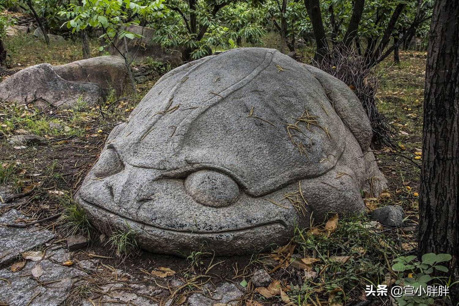 北京懷柔的鱗龍山自然風(fēng)景區(qū)，奇峰怪石，滿山果香