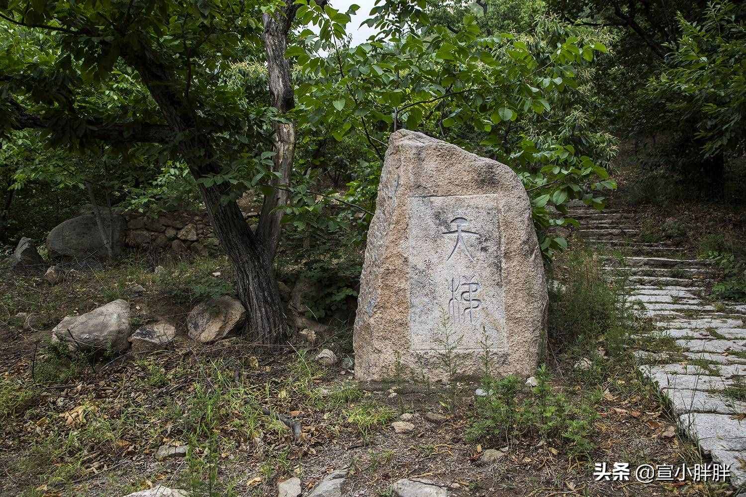 北京懷柔的鱗龍山自然風(fēng)景區(qū)，奇峰怪石，滿山果香