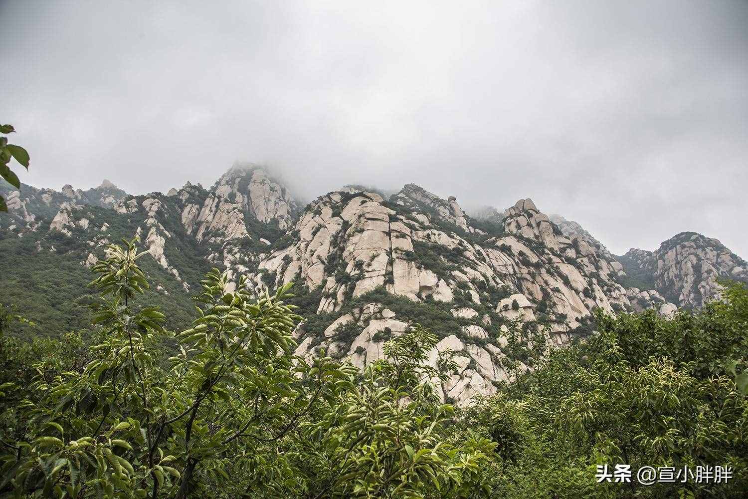 北京懷柔的鱗龍山自然風(fēng)景區(qū)，奇峰怪石，滿山果香