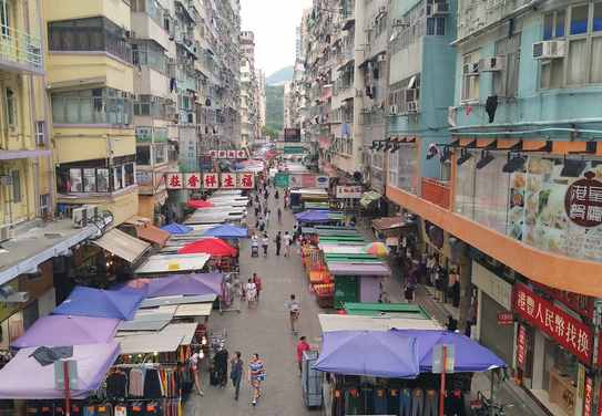 香港這條街“專供女人”，網友：這就是我們2元店水平