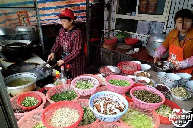 我們驅(qū)車20多公里就在暮云鎮(zhèn)的國道旁吃了頓“米湯飯”？！